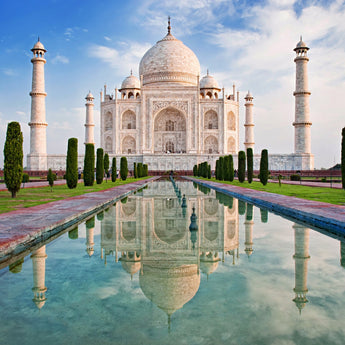 The Taj Mahal Changes Color Depending on the Time!